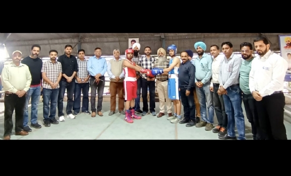 69ਵੀਆਂ ਅੰਤਰ ਜ਼ਿਲਾ ਸਕੂਲ ਖੇਡਾਂ ਬਾਕਸਿੰਗ ਅੰਡਰ 19 ਦੇ ਆਗਾਜ਼ ਮੌਕੇ ਪਹਿਲੇ ਮੁਕਾਬਲੇ ਦੀ ਸ਼ੁਰੂਆਤ ਦਾ ਦ੍ਰਿਸ਼। 69ਵੀਆਂ ਅੰਤਰ ਜ਼ਿਲਾ ਸਕੂਲ ਖੇਡਾਂ ਬਾਕਸਿੰਗ ਅੰਡਰ 19 ਦੇ ਆਗਾਜ਼ ਮੌਕੇ ਪਹਿਲੇ ਮੁਕਾਬਲੇ ਦੀ ਸ਼ੁਰੂਆਤ ਦਾ ਦ੍ਰਿਸ਼।