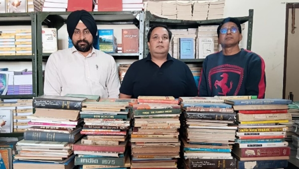 ਪੁਸਤਕ ਦਾਨ ਮਹਾਂ ਦਾਨ ਮੁਹਿੰਮ ਨੂੰ ਮਿਲ ਰਹੇ ਹੁੰਗਾਰੇ ਬਾਰੇ ਜਾਣਕਾਰੀ ਦਿੰਦੇ ਹੋਏ ਡਾ. ਜਗਦੀਪ ਸੰਧੂ। ਪੁਸਤਕ ਦਾਨ ਮਹਾਂ ਦਾਨ ਮੁਹਿੰਮ ਨੂੰ ਮਿਲ ਰਹੇ ਹੁੰਗਾਰੇ ਬਾਰੇ ਜਾਣਕਾਰੀ ਦਿੰਦੇ ਹੋਏ ਡਾ. ਜਗਦੀਪ ਸੰਧੂ।