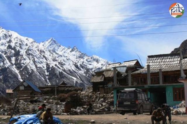 ਤਸਵੀਰ 1 ਨੇਗੀ ਹਿਮਾਚਲ ਪ੍ਰਦੇਸ਼ ਦੇ ਕਿਨੌਰ ਜ਼ਿਲ੍ਹੇ ਦੇ ਸਾਂਗਲਾ ਪਿੰਡ ਤੋਂ ਹਨ, ਜੋ ਕਿ ਗ੍ਰੇਟਰ ਹਿਮਾਲਿਆ ਵਿੱਚ ਤਿੱਬਤੀ ਸਰਹੱਦ ਦੇ ਨੇੜੇ ਹੈ। ਇਹ ਫੋਟੋ ਸਾਂਗਲਾ ਤੋਂ ਵੀਹ ਕਿਲੋਮੀਟਰ ਦੂਰ ਚਿਟਕੁਲ ਪਿੰਡ ਦੀ ਹੈ।