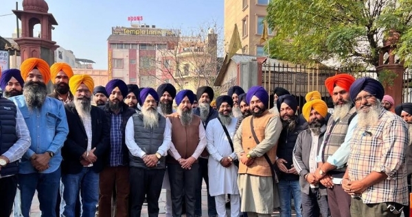 ਅਨੰਤਨਾਗ (ਕਸ਼ਮੀਰ) ਤੋਂ ਤਖ਼ਤ ਸ੍ਰੀ ਕੇਸਗੜ੍ਹ ਸਾਹਿਬ, ਸ੍ਰੀ ਅਨੰਦਪੁਰ ਸਾਹਿਬ ਤੀਕ ਸਜਾਏ ਜਾ ਰਹੇ ਨਗਰ ਕੀਰਤਨ ਦੇ ਪ੍ਰਬੰਧਾਂ ਲਈ ਸ਼੍ਰੋਮਣੀ ਕਮੇਟੀ ਅਧਿਕਾਰੀਆਂ ਤੇ ਮੁਲਾਜਮਾਂ ਦਾ ਜਥਾ ਰਵਾਨਾ ਹੋਣ ਮੌਕੇ।