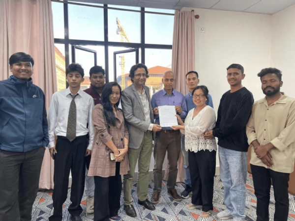 ਜ਼ੇਨ ਜੀ ਸਮੂਹ ਸਰਕਾਰ ਨੂੰ ਖਰੜਾ ਸਮਝੌਤੇ ਪੇਸ਼ ਕਰਦਾ ਹੋਇਆ ਜ਼ੇਨ ਜੀ ਸਮੂਹ ਸਰਕਾਰ ਨੂੰ ਖਰੜਾ ਸਮਝੌਤੇ ਪੇਸ਼ ਕਰਦਾ ਹੋਇਆ