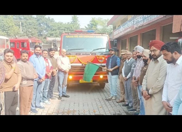 ਵਿਧਾਇਕ ਗੈਰੀ ਬੜਿੰਗ ਫਾਇਰ ਬ੍ਰਿਗੇਡ ਲਈ ਮਿਲੀਆਂ ਦੋ ਨਵੀਆਂ ਗੱਡੀਆਂ ਨੂੰ ਹਰੀ ਝੰਡੀ ਦਿਖਾ ਕੇ ਰਵਾਨਾ ਕਰਦੇ ਹੋਏ। ਵਿਧਾਇਕ ਗੈਰੀ ਬੜਿੰਗ ਫਾਇਰ ਬ੍ਰਿਗੇਡ ਲਈ ਮਿਲੀਆਂ ਦੋ ਨਵੀਆਂ ਗੱਡੀਆਂ ਨੂੰ ਹਰੀ ਝੰਡੀ ਦਿਖਾ ਕੇ ਰਵਾਨਾ ਕਰਦੇ ਹੋਏ।