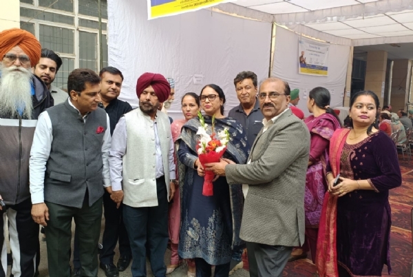 ਪੈਨਸ਼ਨਰ ਸੇਵਾ ਮੇਲੇ ਦਾ ਜਾਇਜ਼ਾ ਲੈਣ ਮੌਕੇ ਵਧੀਕ ਡਾਇਰੈਕਟਰ ਖ਼ਜ਼ਾਨਾ ਤੇ ਲੇਖਾ ਸਿਮਰਜੀਤ ਕੌਰ। ਪੈਨਸ਼ਨਰ ਸੇਵਾ ਮੇਲੇ ਦਾ ਜਾਇਜ਼ਾ ਲੈਣ ਮੌਕੇ ਵਧੀਕ ਡਾਇਰੈਕਟਰ ਖ਼ਜ਼ਾਨਾ ਤੇ ਲੇਖਾ ਸਿਮਰਜੀਤ ਕੌਰ।