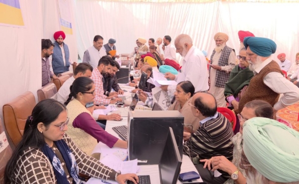 ਸੰਗਰੂਰ ਦੇ ਜ਼ਿਲ੍ਹਾ ਖ਼ਜ਼ਾਨਾ ਦਫ਼ਤਰ ਵਿਖੇ ਲੱਗੇ ਪੈਨਸ਼ਨਰ ਸੇਵਾ ਮੇਲੇ ਦਾ ਦ੍ਰਿਸ਼।