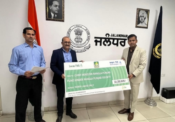 ਹੜ੍ਹ ਪੀੜਤਾਂ ਦੀ ਮਦਦ ਲਈ ਵੱਖ ਵੱਖ ਕੰਪਨੀਆਂ ਦੇ ਨੁਮਾਇੰਦੇ 10-10 ਲੱਖ ਦੇ ਚੈਕ ਡੀ. ਸੀ. ਨੂੰ ਸੋਪਦੇ ਹੋਏ। ਹੜ੍ਹ ਪੀੜਤਾਂ ਦੀ ਮਦਦ ਲਈ ਵੱਖ ਵੱਖ ਕੰਪਨੀਆਂ ਦੇ ਨੁਮਾਇੰਦੇ 10-10 ਲੱਖ ਦੇ ਚੈਕ ਡੀ. ਸੀ. ਨੂੰ ਸੋਪਦੇ ਹੋਏ।