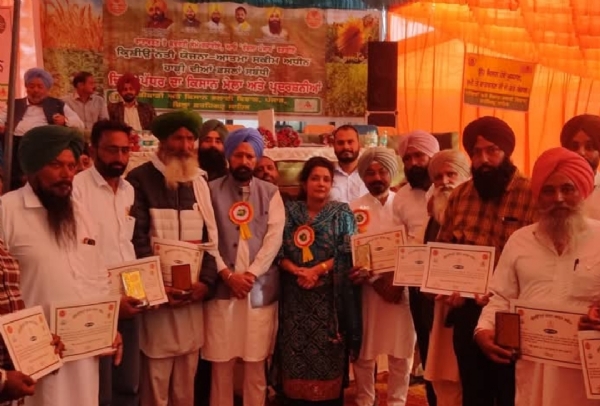 ਵਿਧਾਇਕ ਐਡਵੋਕੇਟ ਲਖਬੀਰ ਸਿੰਘ ਰਾਏ ਕਿਸਾਨਾਂ ਨੂੰ ਖੇਤੀ ਲਈ ਆਧੁਨਿਕ ਤਕਨੀਕਾਂ ਅਪਣਾਉਣ ਦਾ ਸੱਦਾ ਦੇਣ ਮੌਕੇ। ਵਿਧਾਇਕ ਐਡਵੋਕੇਟ ਲਖਬੀਰ ਸਿੰਘ ਰਾਏ ਕਿਸਾਨਾਂ ਨੂੰ ਖੇਤੀ ਲਈ ਆਧੁਨਿਕ ਤਕਨੀਕਾਂ ਅਪਣਾਉਣ ਦਾ ਸੱਦਾ ਦੇਣ ਮੌਕੇ।