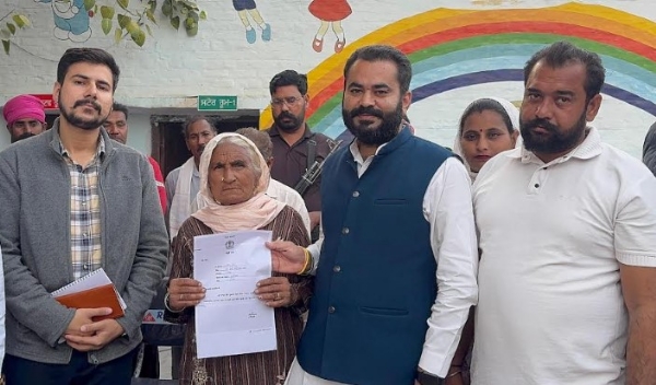 ਫਾਜ਼ਿਲਕਾ ਦੇ ਵਿਧਾਇਕ ਹਲਕੇ ਦੇ ਹੜ੍ਹ ਪ੍ਰਭਾਵਿਤ ਪਿੰਡਾਂ ਦੇ ਕਿਸਾਨਾਂ ਨੂੰ ਡੇਢ ਕਰੋੜ ਦੀ ਮੁਆਵਜਾ ਰਾਸ਼ੀ ਵੰਡਣ ਮੌਕੇ।