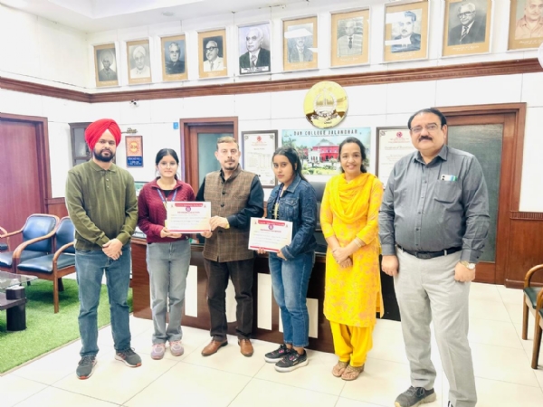 ਡੀਏਵੀ ਕਾਲਜ ਜਲੰਧਰ ਦੇ ਰੈੱਡ ਰਿਬਨ ਕਲੱਬ ਅਤੇ ਐੱਨ.ਐੱਸ.ਐੱਸ ਵਲੰਟੀਅਰਜ਼ ਦਾ ਪੋਸਟਰ ਮੇਕਿੰਗ ਅਤੇ ਸਲੋਗਨ ਰਾਈਟਿੰਗ ਮੁਕਾਬਲੇ ਵਿੱਚ ਸ਼ਾਨਦਾਰ ਪ੍ਰਦਰਸ਼ਨ। ਡੀਏਵੀ ਕਾਲਜ ਜਲੰਧਰ ਦੇ ਰੈੱਡ ਰਿਬਨ ਕਲੱਬ ਅਤੇ ਐੱਨ.ਐੱਸ.ਐੱਸ ਵਲੰਟੀਅਰਜ਼ ਦਾ ਪੋਸਟਰ ਮੇਕਿੰਗ ਅਤੇ ਸਲੋਗਨ ਰਾਈਟਿੰਗ ਮੁਕਾਬਲੇ ਵਿੱਚ ਸ਼ਾਨਦਾਰ ਪ੍ਰਦਰਸ਼ਨ।