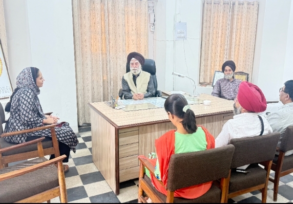 ਡਿਪਟੀ ਕਮਿਸ਼ਨਰ ਡਾ. ਪ੍ਰੀਤੀ ਯਾਦਵ ਪਟਿਆਲਾ ਦੇ ਗੁਰਦੁਆਰਾ ਸ੍ਰੀ ਗੁਰੂ ਸਿੰਘ ਸਭਾ ਵਿਖੇ ਕੀਰਤਨ ਸਮਾਗਮ ਦੀਆਂ ਤਿਆਰੀਆਂ ਦਾ ਜਾਇਜ਼ਾ ਲੈਂਦੇ ਹੋਏ। ਡਿਪਟੀ ਕਮਿਸ਼ਨਰ ਡਾ. ਪ੍ਰੀਤੀ ਯਾਦਵ ਪਟਿਆਲਾ ਦੇ ਗੁਰਦੁਆਰਾ ਸ੍ਰੀ ਗੁਰੂ ਸਿੰਘ ਸਭਾ ਵਿਖੇ ਕੀਰਤਨ ਸਮਾਗਮ ਦੀਆਂ ਤਿਆਰੀਆਂ ਦਾ ਜਾਇਜ਼ਾ ਲੈਂਦੇ ਹੋਏ।