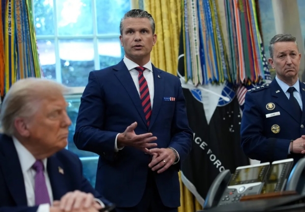 ਅਮਰੀਕੀ ਯੁੱਧ ਸਕੱਤਰ ਪੀਟ ਹੇਗਸੇਥ (ਵਿਚਕਾਰ)। ਫੋਟੋ: ਇੰਟਰਨੈੱਟ ਮੀਡੀਆ ਅਮਰੀਕੀ ਯੁੱਧ ਸਕੱਤਰ ਪੀਟ ਹੇਗਸੇਥ (ਵਿਚਕਾਰ)। ਫੋਟੋ: ਇੰਟਰਨੈੱਟ ਮੀਡੀਆ