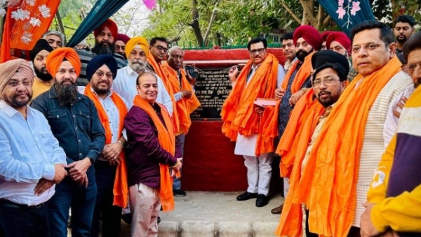 ਵਿਧਾਇਕ ਮਦਨ ਲਾਲ ਬੱਗਾ 4 ਕਰੋੜ ਰੁਪਏ ਦੇ ਪ੍ਰੋਜੈਕਟਾਂ ਦਾ ਉਦਘਾਟਨ ਕਰਦੇ ਹੋਏ।