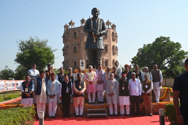 ਡਾ. ਮੋਹਨ ਭਾਗਵਤ ਨੇ ਧਾਨਕਯਾ ਵਿਖੇ ਪੰਡਿਤ ਦੀਨਦਿਆਲ ਉਪਾਧਿਆਏ ਯਾਦਗਾਰ ਵਿਖੇ ਸ਼ਰਧਾਂਜਲੀ ਦਿੱਤੀ। ਡਾ. ਮੋਹਨ ਭਾਗਵਤ ਨੇ ਧਾਨਕਯਾ ਵਿਖੇ ਪੰਡਿਤ ਦੀਨਦਿਆਲ ਉਪਾਧਿਆਏ ਯਾਦਗਾਰ ਵਿਖੇ ਸ਼ਰਧਾਂਜਲੀ ਦਿੱਤੀ।