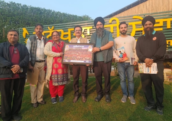 ਚੇਅਰਮੈਨ ਬਾਲ ਮੁਕੰਦ ਸ਼ਰਮਾ ਦਾ ਮਨੁੱਖਤਾ ਦੀ ਸੇਵਾ ਸੰਸਥਾ ਦੇ ਨੁਮਾਇੰਦੇ ਸਨਮਾਨ ਕਰਦੇ ਹੋਏ। ਚੇਅਰਮੈਨ ਬਾਲ ਮੁਕੰਦ ਸ਼ਰਮਾ ਦਾ ਮਨੁੱਖਤਾ ਦੀ ਸੇਵਾ ਸੰਸਥਾ ਦੇ ਨੁਮਾਇੰਦੇ ਸਨਮਾਨ ਕਰਦੇ ਹੋਏ।