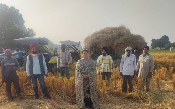 ਮੁੱਖ ਖੇਤੀਬਾੜੀ ਅਫਸਰ ਫਾਜ਼ਿਲਕਾ ਕਿਸਾਨਾਂ ਨੂੰ ਪਰਾਲੀ ਨੂੰ ਅੱਗ ਨਾ ਲਗਾਉਣ ਬਾਰੇ ਜਾਗਰੂਕ ਕਰਨ ਮੌਕੇ ਮੁੱਖ ਖੇਤੀਬਾੜੀ ਅਫਸਰ ਫਾਜ਼ਿਲਕਾ ਕਿਸਾਨਾਂ ਨੂੰ ਪਰਾਲੀ ਨੂੰ ਅੱਗ ਨਾ ਲਗਾਉਣ ਬਾਰੇ ਜਾਗਰੂਕ ਕਰਨ ਮੌਕੇ