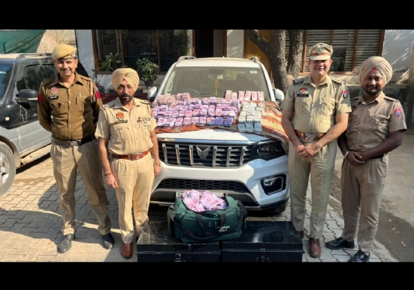 ਡੇਰਾਬੱਸੀ ਵਿਖੇ ਜਬਤ ਕੀਤੇ ਗਏ 9.95 ਕਰੋੜ ਰੁਪਏ ਦੇ ਜਾਅਲੀ ਅਤੇ ਬੰਦ ਕਰੰਸੀ ਨੋਟ। ਡੇਰਾਬੱਸੀ ਵਿਖੇ ਜਬਤ ਕੀਤੇ ਗਏ 9.95 ਕਰੋੜ ਰੁਪਏ ਦੇ ਜਾਅਲੀ ਅਤੇ ਬੰਦ ਕਰੰਸੀ ਨੋਟ।