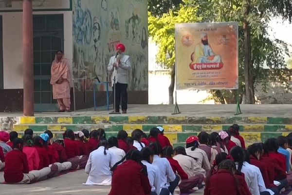 ਸ੍ਰੀ ਗੁਰੂ ਤੇਗ ਬਹਾਦਰ ਸਾਹਿਬ ਦੇ 350 ਸਾਲਾ ਸ਼ਹੀਦੀ ਦਿਹਾੜੇ ਸਬੰਧੀ ਪਟਿਆਲਾ ਦੇ ਸਰਕਾਰੀ ਸਕੂਲਾਂ ਵਿਖੇ ਲੈਕਚਰ ਸੁਣਦੇ ਹੋਏ ਵਿਦਿਆਰਥੀ। ਸ੍ਰੀ ਗੁਰੂ ਤੇਗ ਬਹਾਦਰ ਸਾਹਿਬ ਦੇ 350 ਸਾਲਾ ਸ਼ਹੀਦੀ ਦਿਹਾੜੇ ਸਬੰਧੀ ਪਟਿਆਲਾ ਦੇ ਸਰਕਾਰੀ ਸਕੂਲਾਂ ਵਿਖੇ ਲੈਕਚਰ ਸੁਣਦੇ ਹੋਏ ਵਿਦਿਆਰਥੀ।