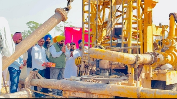 ਵਿਧਾਇਕ ਕੁਲਜੀਤ ਸਿੰਘ ਰੰਧਾਵਾ ਪਿੰਡ ਖੇਲਣ ਵਿਖੇ ਲੱਗਣ ਵਾਲੇ ਟਿਊਬਵੈੱਲ ਦਾ ਨੀਂਹ ਪੱਥਰ ਰੱਖਣ ਮੌਕੇ। ਵਿਧਾਇਕ ਕੁਲਜੀਤ ਸਿੰਘ ਰੰਧਾਵਾ ਪਿੰਡ ਖੇਲਣ ਵਿਖੇ ਲੱਗਣ ਵਾਲੇ ਟਿਊਬਵੈੱਲ ਦਾ ਨੀਂਹ ਪੱਥਰ ਰੱਖਣ ਮੌਕੇ।