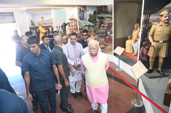 ਡਾ. ਮੋਹਨ ਭਾਗਵਤ ਨੇ ਧਾਨਕਯਾ ਵਿਖੇ ਪੰਡਿਤ ਦੀਨਦਿਆਲ ਉਪਾਧਿਆਏ ਯਾਦਗਾਰ ਵਿਖੇ ਪ੍ਰਦਰਸ਼ਨੀ ਦਾ ਨਿਰੀਖਣ ਕੀਤਾ। ਡਾ. ਮੋਹਨ ਭਾਗਵਤ ਨੇ ਧਾਨਕਯਾ ਵਿਖੇ ਪੰਡਿਤ ਦੀਨਦਿਆਲ ਉਪਾਧਿਆਏ ਯਾਦਗਾਰ ਵਿਖੇ ਪ੍ਰਦਰਸ਼ਨੀ ਦਾ ਨਿਰੀਖਣ ਕੀਤਾ।