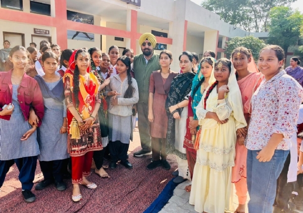 ਵਿਧਾਇਕ ਕੁਲਜੀਤ ਸਿੰਘ ਰੰਧਾਵਾ ਬਾਲ ਦਿਵਸ ਮੌਕੇ ਬੱਚਿਆਂ ਨਾਲ ਮੁਲਾਕਾਤ ਦੌਰਾਨ। ਵਿਧਾਇਕ ਕੁਲਜੀਤ ਸਿੰਘ ਰੰਧਾਵਾ ਬਾਲ ਦਿਵਸ ਮੌਕੇ ਬੱਚਿਆਂ ਨਾਲ ਮੁਲਾਕਾਤ ਦੌਰਾਨ।