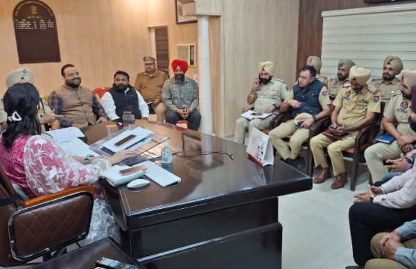 ਏ.ਡੀ.ਸੀ.ਪੀ. ਸਿਟੀ 3 ਜਸਰੂਪ ਕੌਰ ਬਾਠ ਏ ਅਤੇ ਬੀ ਡਵੀਜ਼ਨ ਦੇ ਸਾਰੇ ਐਸ.ਐਚ. ਓ. ਸਾਹਿਬਾਨ ਨਾਲ ਮੀਟਿੰਗ ਦੌਰਾਨ। ਏ.ਡੀ.ਸੀ.ਪੀ. ਸਿਟੀ 3 ਜਸਰੂਪ ਕੌਰ ਬਾਠ ਏ ਅਤੇ ਬੀ ਡਵੀਜ਼ਨ ਦੇ ਸਾਰੇ ਐਸ.ਐਚ. ਓ. ਸਾਹਿਬਾਨ ਨਾਲ ਮੀਟਿੰਗ ਦੌਰਾਨ।