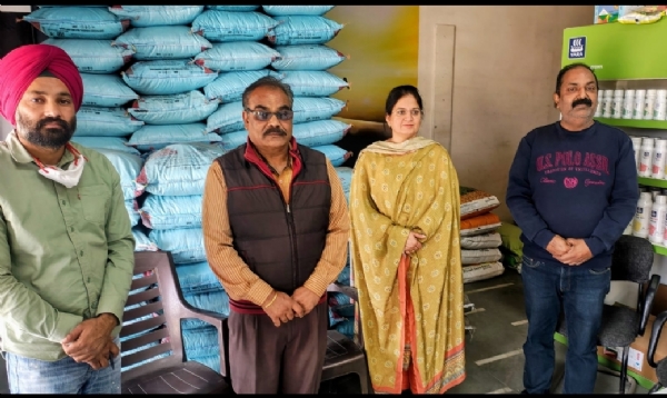 ਖੇਤੀਬਾੜੀ ਵਿਭਾਗ ਦੀ ਟੀਮ ਖਾਦਾਂ ਅਤੇ ਸਪਰੇਆਂ ਵਾਲੀਆਂ ਦੁਕਾਨਾਂ ਦੀ ਚੈਕਿੰਗ ਦੌਰਾਨ। ਖੇਤੀਬਾੜੀ ਵਿਭਾਗ ਦੀ ਟੀਮ ਖਾਦਾਂ ਅਤੇ ਸਪਰੇਆਂ ਵਾਲੀਆਂ ਦੁਕਾਨਾਂ ਦੀ ਚੈਕਿੰਗ ਦੌਰਾਨ।