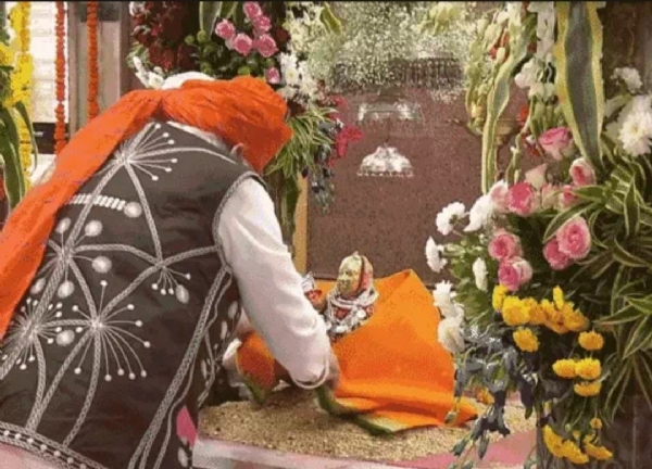 ਦੇਵਮੋਗਰਾ ਮਾਤਾ ਦੇ ਦਰਸ਼ਨ ਕਰਦੇ ਹੋਏ ਪ੍ਰਧਾਨ ਮੰਤਰੀ ਮੋਦੀ