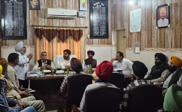 ਵਪਾਰ ਵਿੰਗ ਦੀਆਂ ਮੁਸ਼ਕਿਲਾਂ ਸੁਣਦੇ ਹੋਏ ਵਿਧਾਇਕ ਸ਼ੈਰੀ ਕਲਸੀ। ਵਪਾਰ ਵਿੰਗ ਦੀਆਂ ਮੁਸ਼ਕਿਲਾਂ ਸੁਣਦੇ ਹੋਏ ਵਿਧਾਇਕ ਸ਼ੈਰੀ ਕਲਸੀ।