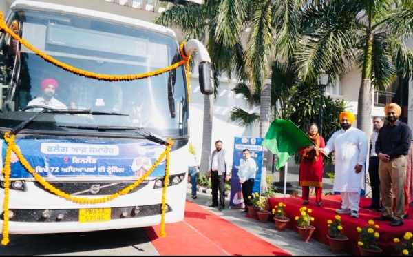 ਹਰਜੋਤ ਬੈਂਸ ਵਿਸ਼ਵ-ਪੱਧਰੀ ਅਧਿਆਪਨ ਵਿਧੀਆਂ ਬਾਰੇ ਸਿਖਲਾਈ ਲਈ 72 ਅਧਿਆਪਕਾਂ ਦੇ ਤੀਜੇ ਬੈਚ ਨੂੰ ਫਿਨਲੈਂਡ ਲਈ ਰਵਾਨਾ ਕਰਦੇ ਹੋਏ। ਹਰਜੋਤ ਬੈਂਸ ਵਿਸ਼ਵ-ਪੱਧਰੀ ਅਧਿਆਪਨ ਵਿਧੀਆਂ ਬਾਰੇ ਸਿਖਲਾਈ ਲਈ 72 ਅਧਿਆਪਕਾਂ ਦੇ ਤੀਜੇ ਬੈਚ ਨੂੰ ਫਿਨਲੈਂਡ ਲਈ ਰਵਾਨਾ ਕਰਦੇ ਹੋਏ।