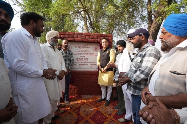 ਮੰਤਰੀ ਅਮਨ ਅਰੋੜਾ ਕਰੀਬ 02 ਕਰੋੜ 40 ਲੱਖ ਰੁਪਏ ਦੀ ਲਾਗਤ ਨਾਲ ਜ਼ੀਮਦੋਜ ਪਾਈਪਾਂ ਪਾਉਣ ਦੇ ਕੰਮਾਂ ਦੀ ਸ਼ੁਰੂਆਤ ਕਰਵਾਉਣ ਮੌਕੇ।