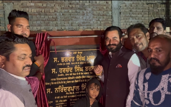 ਵਿਧਾਇਕ ਨਰਿੰਦਰ ਪਾਲ ਸਿੰਘ ਸਵਨਾ ਫਾਜ਼ਿਲਕਾ ਵਿਖ਼ੇ ਬਣਾਈ ਜਾਣ ਵਾਲੀ ਜੰਡਵਾਲਾ ਖਰਤਾ ਰੋਡ ਦਾ ਨੀਂਹ ਪੱਥਰ ਰੱਖਦੇ ਹੋਏ। ਵਿਧਾਇਕ ਨਰਿੰਦਰ ਪਾਲ ਸਿੰਘ ਸਵਨਾ ਫਾਜ਼ਿਲਕਾ ਵਿਖ਼ੇ ਬਣਾਈ ਜਾਣ ਵਾਲੀ ਜੰਡਵਾਲਾ ਖਰਤਾ ਰੋਡ ਦਾ ਨੀਂਹ ਪੱਥਰ ਰੱਖਦੇ ਹੋਏ।