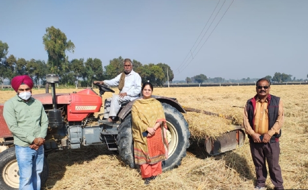 ਮੁੱਖ ਖੇਤੀਬਾੜੀ ਅਫ਼ਸਰ ਫਾਜ਼ਿਲਕਾ ਜ਼ਿਲੇ ਦੇ ਵੱਖ-ਵੱਖ ਪਿੰਡਾਂ ਦਾ ਦੌਰਾ ਕਰਕੇ ਕਿਸਾਨਾਂ ਨੂੰ ਜਾਗਰੂਕ ਕਰਨ ਮੌਕੇ। ਮੁੱਖ ਖੇਤੀਬਾੜੀ ਅਫ਼ਸਰ ਫਾਜ਼ਿਲਕਾ ਜ਼ਿਲੇ ਦੇ ਵੱਖ-ਵੱਖ ਪਿੰਡਾਂ ਦਾ ਦੌਰਾ ਕਰਕੇ ਕਿਸਾਨਾਂ ਨੂੰ ਜਾਗਰੂਕ ਕਰਨ ਮੌਕੇ।