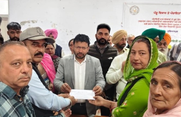 ਕੈਬਨਿਟ ਮੰਤਰੀ ਡਾ. ਰਵਜੋਤ ਸਿੰਘ ਪੰਚਾਇਤਾਂ ਨੂੰ ਵਿਕਾਸ ਕਾਰਜਾਂ ਲਈ 6.70 ਕਰੋੜ ਦੇ ਚੈੱਕ ਤਕਸੀਮ ਕਰਦੇ ਹੋਏ। ਕੈਬਨਿਟ ਮੰਤਰੀ ਡਾ. ਰਵਜੋਤ ਸਿੰਘ ਪੰਚਾਇਤਾਂ ਨੂੰ ਵਿਕਾਸ ਕਾਰਜਾਂ ਲਈ 6.70 ਕਰੋੜ ਦੇ ਚੈੱਕ ਤਕਸੀਮ ਕਰਦੇ ਹੋਏ।