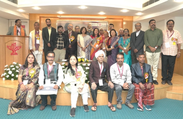 ਲੇਖਕ ਸੰਮੇਲਨ ਵਿੱਚ ਮੌਜੂਦ ਸਾਹਿਤ ਅਕਾਦਮੀ ਬਾਲ ਸਾਹਿਤ ਪੁਰਸਕਾਰ 2025 ਨਾਲ ਸਨਮਾਨਿਤ ਲੇਖਕ । ਲੇਖਕ ਸੰਮੇਲਨ ਵਿੱਚ ਮੌਜੂਦ ਸਾਹਿਤ ਅਕਾਦਮੀ ਬਾਲ ਸਾਹਿਤ ਪੁਰਸਕਾਰ 2025 ਨਾਲ ਸਨਮਾਨਿਤ ਲੇਖਕ ।