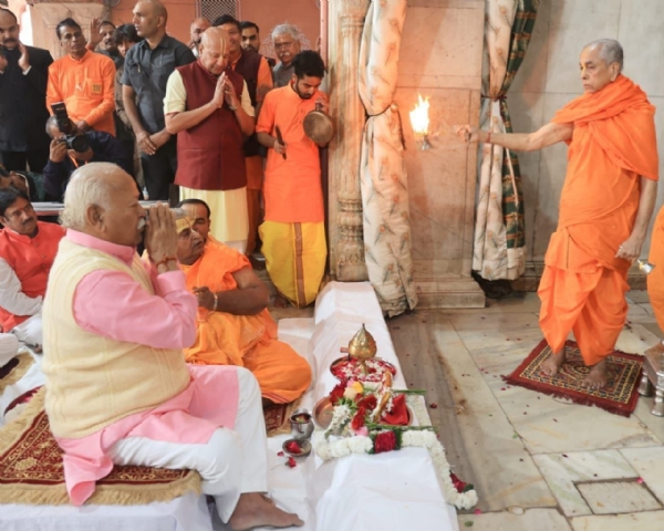 ਰਾਸ਼ਟਰੀ ਸਵੈਮ ਸੇਵਕ ਸੰਘ ਦੇ ਸਰਸੰਘਚਾਲਕ ਮੋਹਨ ਭਾਗਵਤ ਨੇ ਠਾਕੁਰ ਰਾਧਾ ਗੋਵਿੰਦ ਦੇਵਜੀ ਦੇ ਦਰਸ਼ਨ ਕੀਤੇ। ਰਾਸ਼ਟਰੀ ਸਵੈਮ ਸੇਵਕ ਸੰਘ ਦੇ ਸਰਸੰਘਚਾਲਕ ਮੋਹਨ ਭਾਗਵਤ ਨੇ ਠਾਕੁਰ ਰਾਧਾ ਗੋਵਿੰਦ ਦੇਵਜੀ ਦੇ ਦਰਸ਼ਨ ਕੀਤੇ।