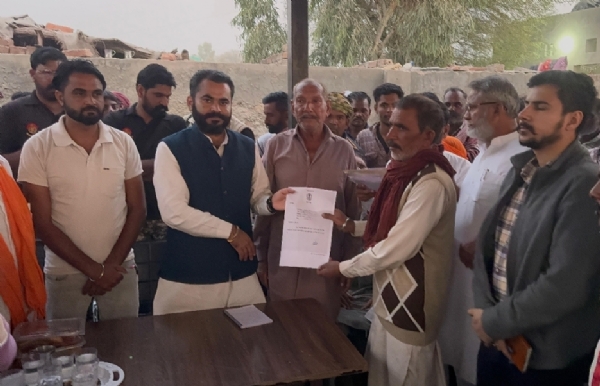 ਫਾਜ਼ਿਲਕਾ ਦੇ ਵਿਧਾਇਕ ਹਲਕੇ ਦੇ ਹੜ੍ਹ ਪ੍ਰਭਾਵਿਤ ਪਿੰਡ ਵੱਲੇ ਸ਼ਾਹ ਹਿਠਾੜ ਦੇ ਕਿਸਾਨਾਂ ਨੂੰ 1 ਕਰੋੜ 57 ਲੱਖ ਦੀ ਮੁਆਵਜਾ ਰਾਸ਼ੀ ਵੰਡਦੇ ਹੋਏ। ਫਾਜ਼ਿਲਕਾ ਦੇ ਵਿਧਾਇਕ ਹਲਕੇ ਦੇ ਹੜ੍ਹ ਪ੍ਰਭਾਵਿਤ ਪਿੰਡ ਵੱਲੇ ਸ਼ਾਹ ਹਿਠਾੜ ਦੇ ਕਿਸਾਨਾਂ ਨੂੰ 1 ਕਰੋੜ 57 ਲੱਖ ਦੀ ਮੁਆਵਜਾ ਰਾਸ਼ੀ ਵੰਡਦੇ ਹੋਏ।