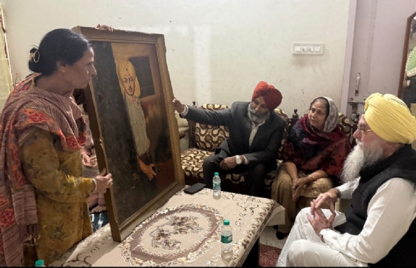 ਪੰਜਾਬ ਵਿਧਾਨ ਸਭਾ ਦੇ ਸਪੀਕਰ ਕੁਲਤਾਰ ਸਿੰਘ ਸੰਧਵਾਂ ਪ੍ਰਸਿੱਧ ਚਿੱਤਰਕਾਰ ਗੋਬਿੰਦਰ ਸੋਹਲ ਦੇ ਪਰਿਵਾਰ ਨਾਲ ਮੁਲਾਕਾਤ ਕਰਕੇ ਅਫ਼ਸੋਸ ਪ੍ਰਗਟਾਉਂਦੇ ਹੋਏ। ਪੰਜਾਬ ਵਿਧਾਨ ਸਭਾ ਦੇ ਸਪੀਕਰ ਕੁਲਤਾਰ ਸਿੰਘ ਸੰਧਵਾਂ ਪ੍ਰਸਿੱਧ ਚਿੱਤਰਕਾਰ ਗੋਬਿੰਦਰ ਸੋਹਲ ਦੇ ਪਰਿਵਾਰ ਨਾਲ ਮੁਲਾਕਾਤ ਕਰਕੇ ਅਫ਼ਸੋਸ ਪ੍ਰਗਟਾਉਂਦੇ ਹੋਏ।