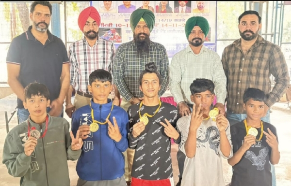 ਬਾਕਸਿੰਗ ਅੰਡਰ 14 ਦੇ ਲੜਕੇ ਜਿਨ੍ਹਾਂ ਨੇ ਓਵਰਆਲ ਟਰਾਫੀ ਜਿੱਤੀ।