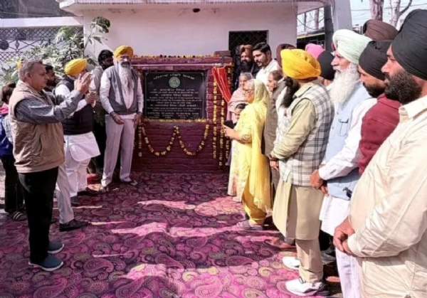 ਵਿਧਾਇਕ ਸ਼ੈਰੀ ਕਲਸੀ ਬਟਾਲਾ-ਕਾਦੀਆਂ ਰੋਡ ਤੋਂ ਸਰਵਣ ਸਿੰਘ ਦੇ ਘਰ ਤੱਕ ਲਿੰਕ ਸੜਕ ਬਣਾਉਣ ਦਾ ਉਦਘਾਟਨ ਕਰਦੇ ਹੋਏ।