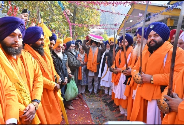 350 ਸਾਲਾ ਸ਼ਹੀਦੀ ਸ਼ਤਾਬਦੀ ਨੂੰ ਸਮਰਪਿਤ ਗੁਰਦੁਆਰਾ ਮਟਨ ਸਾਹਿਬ ਕਸ਼ਮੀਰ ਤੋਂ ਖ਼ਾਲਸਾਈ ਜਾਹੋ ਜਲਾਲ ਨਾਲ ਆਰੰਭ ਹੋਏ ਵਿਸ਼ਾਲ ਨਗਰ ਕੀਰਤਨ ਦਾ ਦ੍ਰਿਸ਼। 350 ਸਾਲਾ ਸ਼ਹੀਦੀ ਸ਼ਤਾਬਦੀ ਨੂੰ ਸਮਰਪਿਤ ਗੁਰਦੁਆਰਾ ਮਟਨ ਸਾਹਿਬ ਕਸ਼ਮੀਰ ਤੋਂ ਖ਼ਾਲਸਾਈ ਜਾਹੋ ਜਲਾਲ ਨਾਲ ਆਰੰਭ ਹੋਏ ਵਿਸ਼ਾਲ ਨਗਰ ਕੀਰਤਨ ਦਾ ਦ੍ਰਿਸ਼।