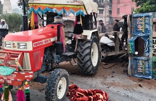 ਟ੍ਰੈਕਟਰ ਟਰਾਲੀ ਨਾਲ ਟਕਰਾਈ ਤੇਜ਼ ਰਫ਼ਤਾਰ ਕਾਰ ਟ੍ਰੈਕਟਰ ਟਰਾਲੀ ਨਾਲ ਟਕਰਾਈ ਤੇਜ਼ ਰਫ਼ਤਾਰ ਕਾਰ