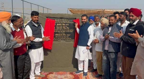 ਵਿਧਾਇਕ ਫਾਜ਼ਿਲਕਾ 1 ਕਰੋੜ 52 ਲੱਖ ਦੀ ਲਾਗਤ ਨਾਲ ਵੱਖ—ਵੱਖ ਵਿਕਾਸ ਪ੍ਰੋਜੈਕਟਾ ਦੇ ਨੀਂਹ ਪੱਥਰ ਰੱਖਣ ਮੌਕੇ।