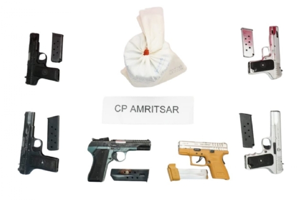 ਪੁਲਿਸ ਵਲੋਂ ਬਰਾਮਦ ਕੀਤਾ ਗਿਆ ਅਸਲਾ ਤੇ ਹੈਰੋਇਨ। ਪੁਲਿਸ ਵਲੋਂ ਬਰਾਮਦ ਕੀਤਾ ਗਿਆ ਅਸਲਾ ਤੇ ਹੈਰੋਇਨ।