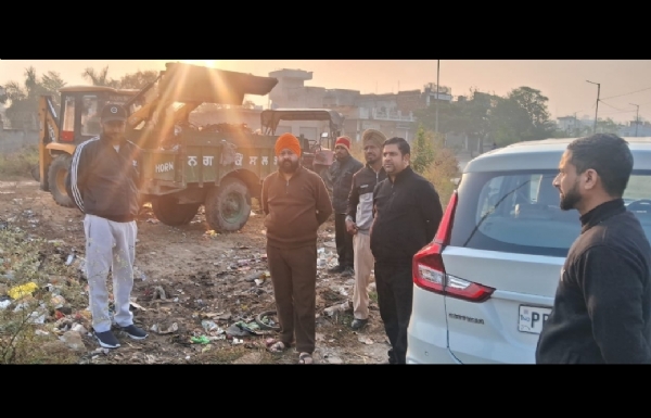 ਵਧੀਕ ਡਿਪਟੀ ਕਮਿਸ਼ਨਰ ਡਾ. ਬੇਦੀ ਕਾਦੀਆਂ ਸ਼ਹਿਰ ਵਿਚ ਸਫ਼ਾਈ ਪ੍ਰਬੰਧਾਂ ਦਾ ਜਾਇਜ਼ਾ ਲੈਂਦੇ ਹੋਏ। ਵਧੀਕ ਡਿਪਟੀ ਕਮਿਸ਼ਨਰ ਡਾ. ਬੇਦੀ ਕਾਦੀਆਂ ਸ਼ਹਿਰ ਵਿਚ ਸਫ਼ਾਈ ਪ੍ਰਬੰਧਾਂ ਦਾ ਜਾਇਜ਼ਾ ਲੈਂਦੇ ਹੋਏ।