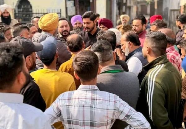 ਵਿਧਾਇਕ ਸ਼ੈਰੀ ਕਲਸੀ ਬਟਾਲਾ ਸ਼ਹਿਰ ਦੇ ਖੰਡਾ ਖੋਲਾ ਮੁਹੱਲਾ ਵਿਖ਼ੇ ਮੁਹੱਲਾ ਕਲੀਨਿਕ ਖੋਲ੍ਹਣ ਦਾ ਉਦਘਾਟਨ ਕਰਨ ਮੌਕੇ। ਵਿਧਾਇਕ ਸ਼ੈਰੀ ਕਲਸੀ ਬਟਾਲਾ ਸ਼ਹਿਰ ਦੇ ਖੰਡਾ ਖੋਲਾ ਮੁਹੱਲਾ ਵਿਖ਼ੇ ਮੁਹੱਲਾ ਕਲੀਨਿਕ ਖੋਲ੍ਹਣ ਦਾ ਉਦਘਾਟਨ ਕਰਨ ਮੌਕੇ।