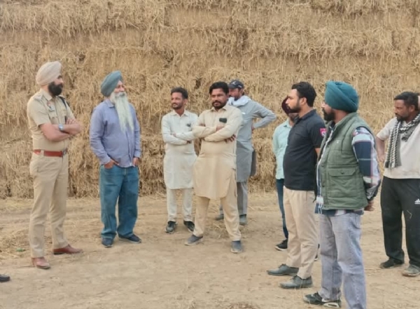 ਕਿਸਾਨਾਂ ਨੂੰ ਝੋਨੇ ਦੀ ਪਰਾਲੀ ਨੂੰ ਅੱਗ ਨਾ ਲਗਾਉਣ ਸਬੰਧੀ ਜਾਗਰੂਕ ਕੀਤੇ ਜਾਣ ਦਾ ਦ੍ਰਿਸ਼। ਕਿਸਾਨਾਂ ਨੂੰ ਝੋਨੇ ਦੀ ਪਰਾਲੀ ਨੂੰ ਅੱਗ ਨਾ ਲਗਾਉਣ ਸਬੰਧੀ ਜਾਗਰੂਕ ਕੀਤੇ ਜਾਣ ਦਾ ਦ੍ਰਿਸ਼।