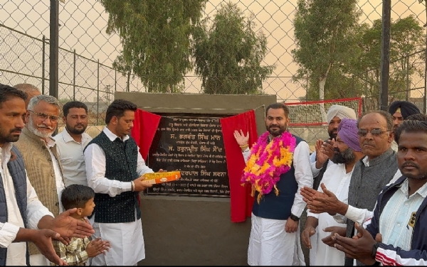 ਵਿਧਾਇਕ ਨਰਿੰਦਰ ਸਵਨਾ 1 ਕਰੋੜ 63 ਲੱਖ ਦੀ ਲਾਗਤ ਨਾਲ ਸੜਕ ਦੀ ਫਿਰਨੀ ਅਤੇ ਖੇਡ ਮੈਦਾਨਾਂ ਦੇ ਨੀਂਹ ਪੱਥਰ ਰੱਖਦੇ ਹੋਏ। ਵਿਧਾਇਕ ਨਰਿੰਦਰ ਸਵਨਾ 1 ਕਰੋੜ 63 ਲੱਖ ਦੀ ਲਾਗਤ ਨਾਲ ਸੜਕ ਦੀ ਫਿਰਨੀ ਅਤੇ ਖੇਡ ਮੈਦਾਨਾਂ ਦੇ ਨੀਂਹ ਪੱਥਰ ਰੱਖਦੇ ਹੋਏ।