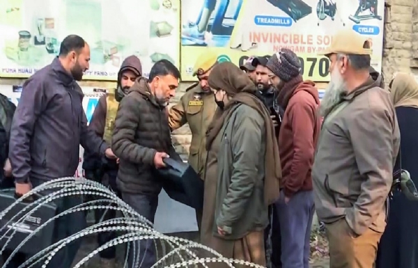 ਐਫਐਸਐਲ ਨੇ ਜਾਂਚ ਲਈ ਜੰਮੂ-ਕਸ਼ਮੀਰ ਦੇ ਨੌਗਾਮ ਪੁਲਿਸ ਸਟੇਸ਼ਨ ਨੇੜੇ ਧਮਾਕੇ ਵਾਲੀ ਥਾਂ ਨੂੰ ਸੀਲ ਕਰ ਦਿੱਤਾ ਹੈ। ਐਫਐਸਐਲ ਨੇ ਜਾਂਚ ਲਈ ਜੰਮੂ-ਕਸ਼ਮੀਰ ਦੇ ਨੌਗਾਮ ਪੁਲਿਸ ਸਟੇਸ਼ਨ ਨੇੜੇ ਧਮਾਕੇ ਵਾਲੀ ਥਾਂ ਨੂੰ ਸੀਲ ਕਰ ਦਿੱਤਾ ਹੈ।