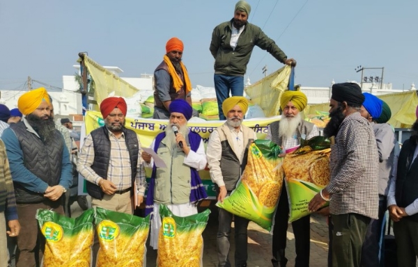 ਹੜ੍ਹਾਂ ਨਾਲ ਪ੍ਰਭਾਵਿਤ ਕਿਸਾਨਾਂ ਦੀ ਸਹਾਇਤਾ ਵਾਸਤੇ ਪੀ. ਏ. ਯੂ. ਦੀ ਟੀਮ ਬੀਜ ਵੰਡ ਕਰਦੀ ਹੋਈ। ਹੜ੍ਹਾਂ ਨਾਲ ਪ੍ਰਭਾਵਿਤ ਕਿਸਾਨਾਂ ਦੀ ਸਹਾਇਤਾ ਵਾਸਤੇ ਪੀ. ਏ. ਯੂ. ਦੀ ਟੀਮ ਬੀਜ ਵੰਡ ਕਰਦੀ ਹੋਈ।