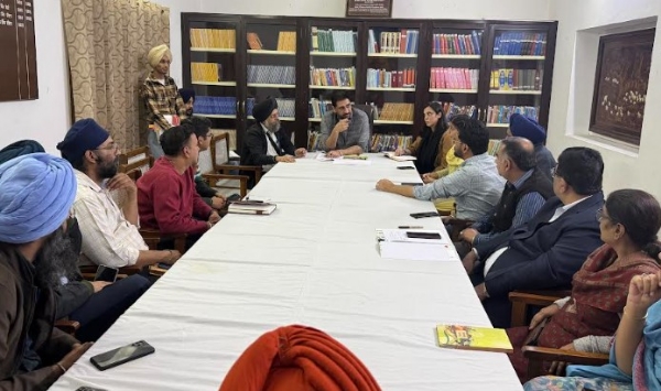 ਵਧੀਕ ਡਿਪਟੀ ਕਮਿਸ਼ਨਰ ਦਮਨਜੀਤ ਸਿੰਘ ਮਾਨ ਗੁਰਦੁਆਰਾ ਸ੍ਰੀ ਗੁਰੂ ਸਿੰਘ ਸਭਾ ਵਿਖੇ ਕੀਰਤਨ ਸਮਾਗਮ ਦੀਆਂ ਤਿਆਰੀਆਂ ਦਾ ਜਾਇਜ਼ਾ ਲੈਣ ਲਈ ਮੀਟਿੰਗ ਕਰਦੇ ਹੋਏ। ਵਧੀਕ ਡਿਪਟੀ ਕਮਿਸ਼ਨਰ ਦਮਨਜੀਤ ਸਿੰਘ ਮਾਨ ਗੁਰਦੁਆਰਾ ਸ੍ਰੀ ਗੁਰੂ ਸਿੰਘ ਸਭਾ ਵਿਖੇ ਕੀਰਤਨ ਸਮਾਗਮ ਦੀਆਂ ਤਿਆਰੀਆਂ ਦਾ ਜਾਇਜ਼ਾ ਲੈਣ ਲਈ ਮੀਟਿੰਗ ਕਰਦੇ ਹੋਏ।