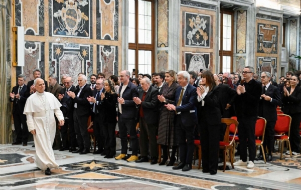 ਪੋਪ ਅਪੋਸਟੋਲਿਕ ਪੈਲੇਸ ਪਹੁੰਚੇ ਅਤੇ ਸਾਰੇ ਸਤਿਕਾਰ ਵਿੱਚ ਖੜ੍ਹੇ ਹੋ ਗਏ। ਫੋਟੋ: ਵੈਟੀਕਨ ਨਿਊਜ਼ ਪੋਪ ਅਪੋਸਟੋਲਿਕ ਪੈਲੇਸ ਪਹੁੰਚੇ ਅਤੇ ਸਾਰੇ ਸਤਿਕਾਰ ਵਿੱਚ ਖੜ੍ਹੇ ਹੋ ਗਏ। ਫੋਟੋ: ਵੈਟੀਕਨ ਨਿਊਜ਼